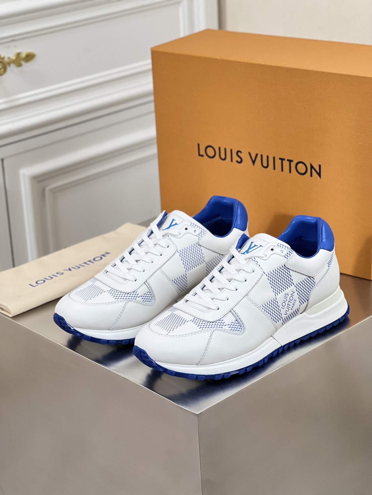 루이비통 Run Away 스니커즈