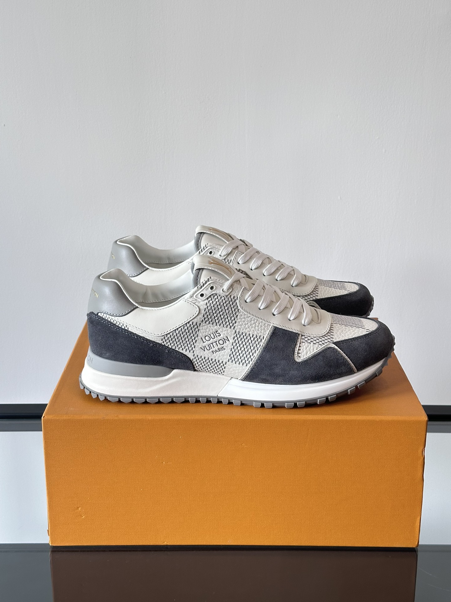 루이비통 Run Away 스니커즈