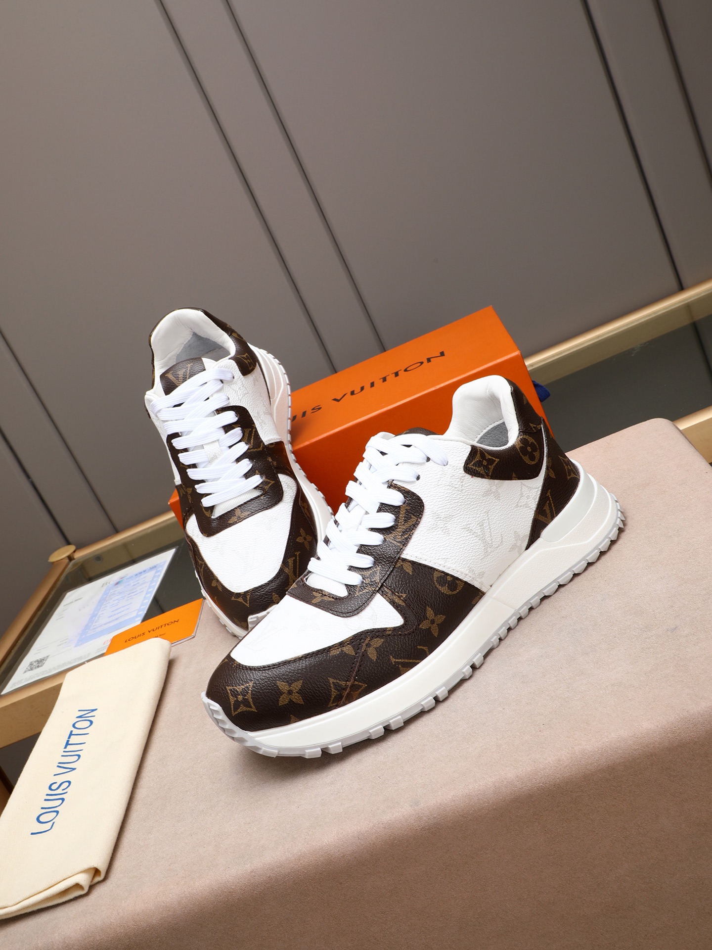 루이비통 Run Away maxi 스니커즈