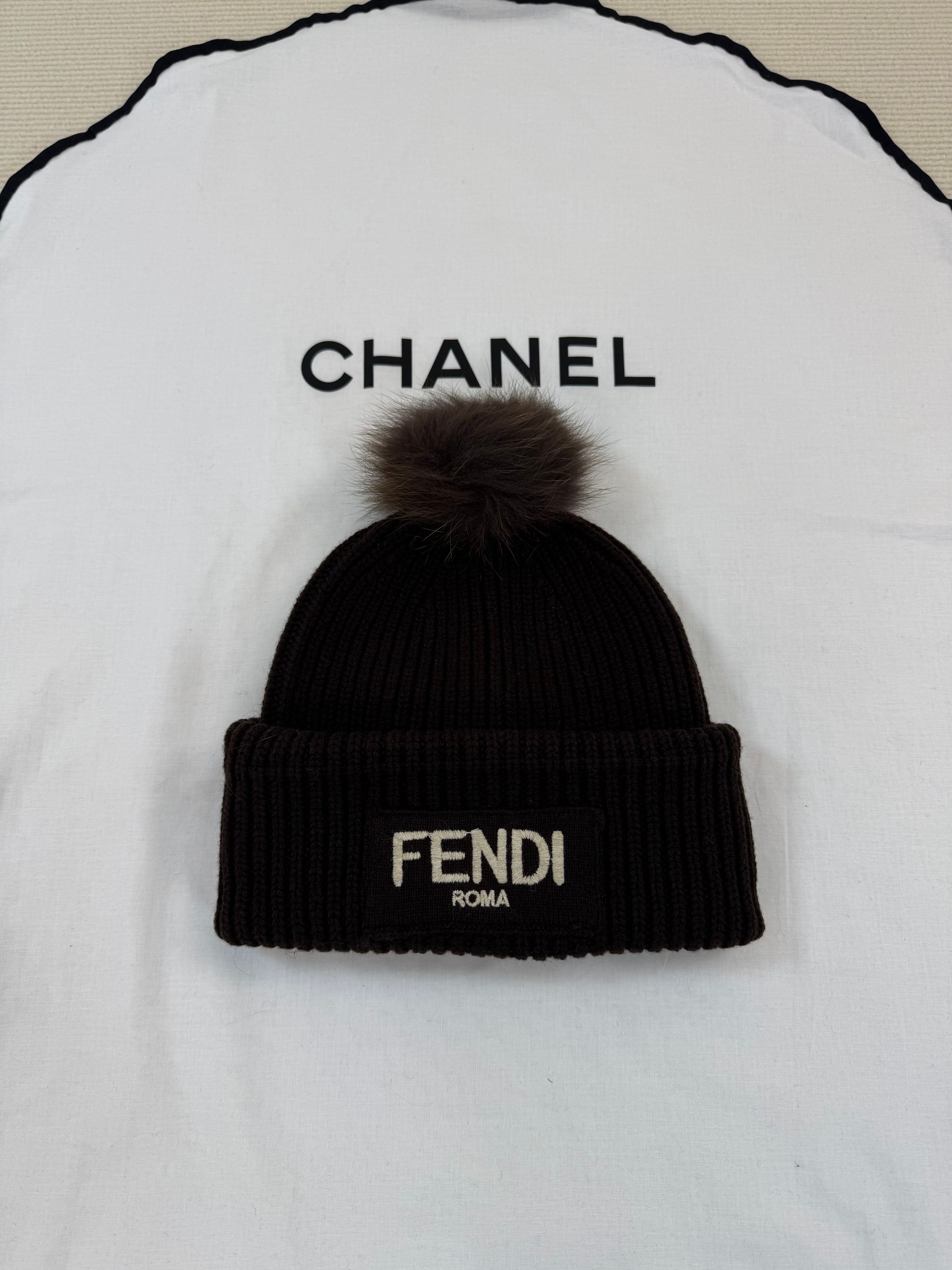 펜디 25FW 여성 펜디 모자