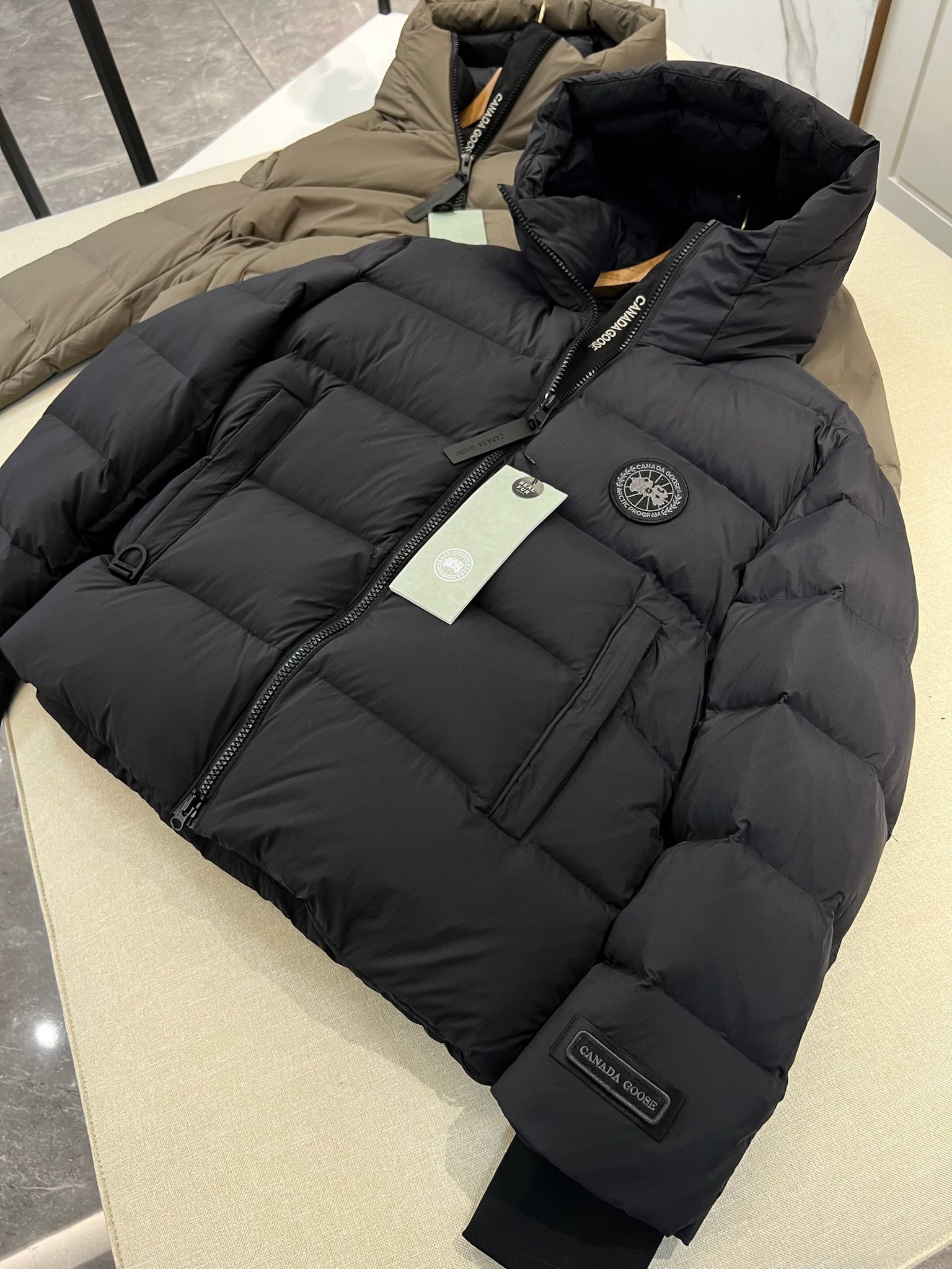 Canada Goose 슬리브 로고 후드 다운 재킷 구스다운