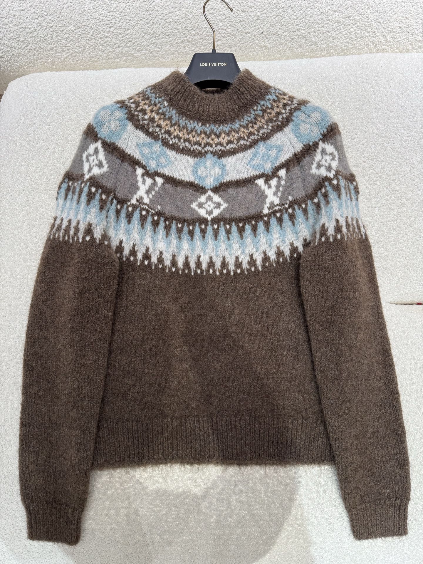 1AIQEB LV 그래픽 시그니처 니트 풀오버