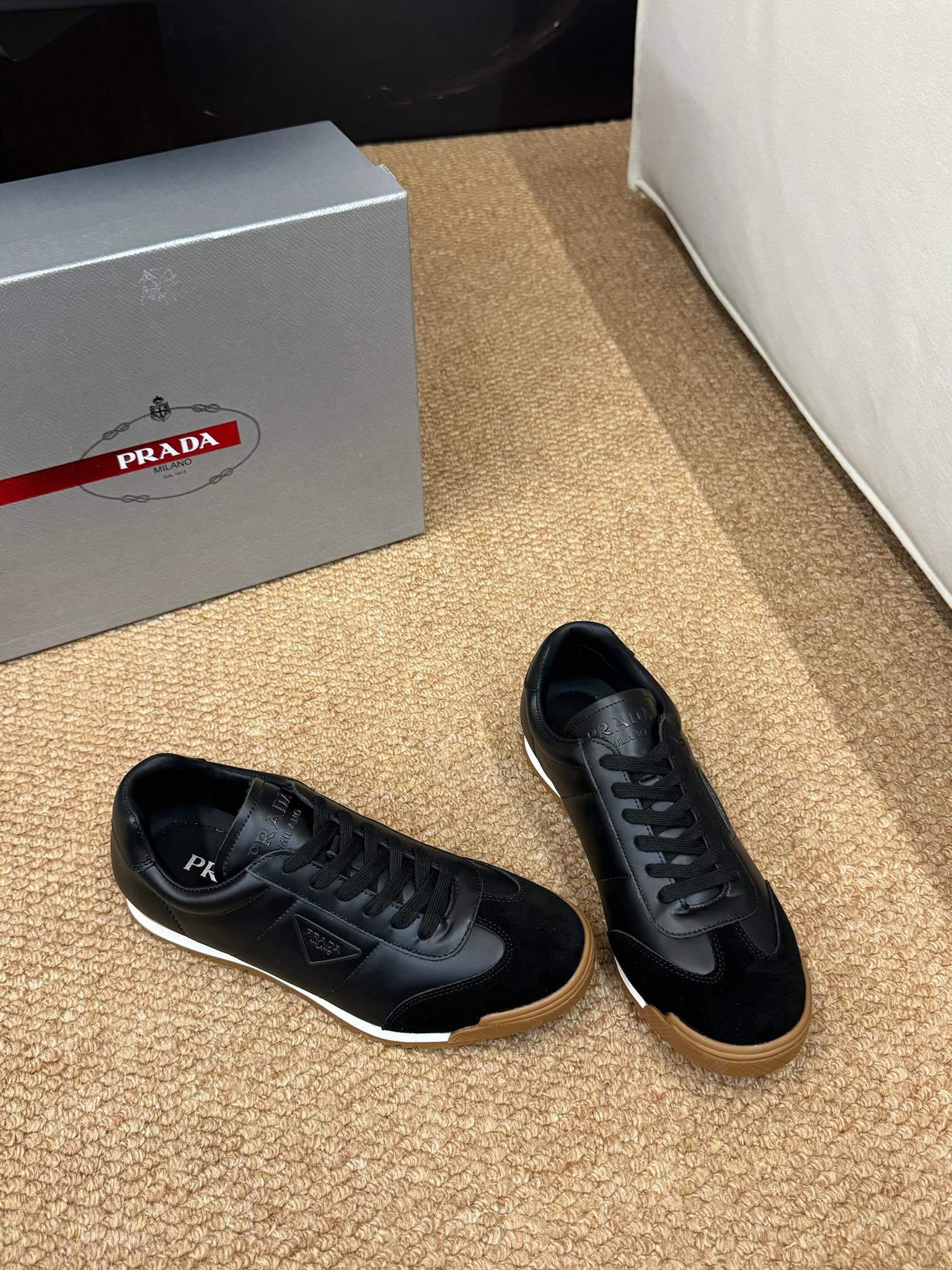 프라다 25ss 레인 레더 스니커즈