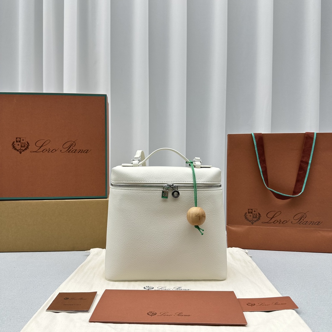 Loro Piana L23.5 백팩  23×8X 22cm