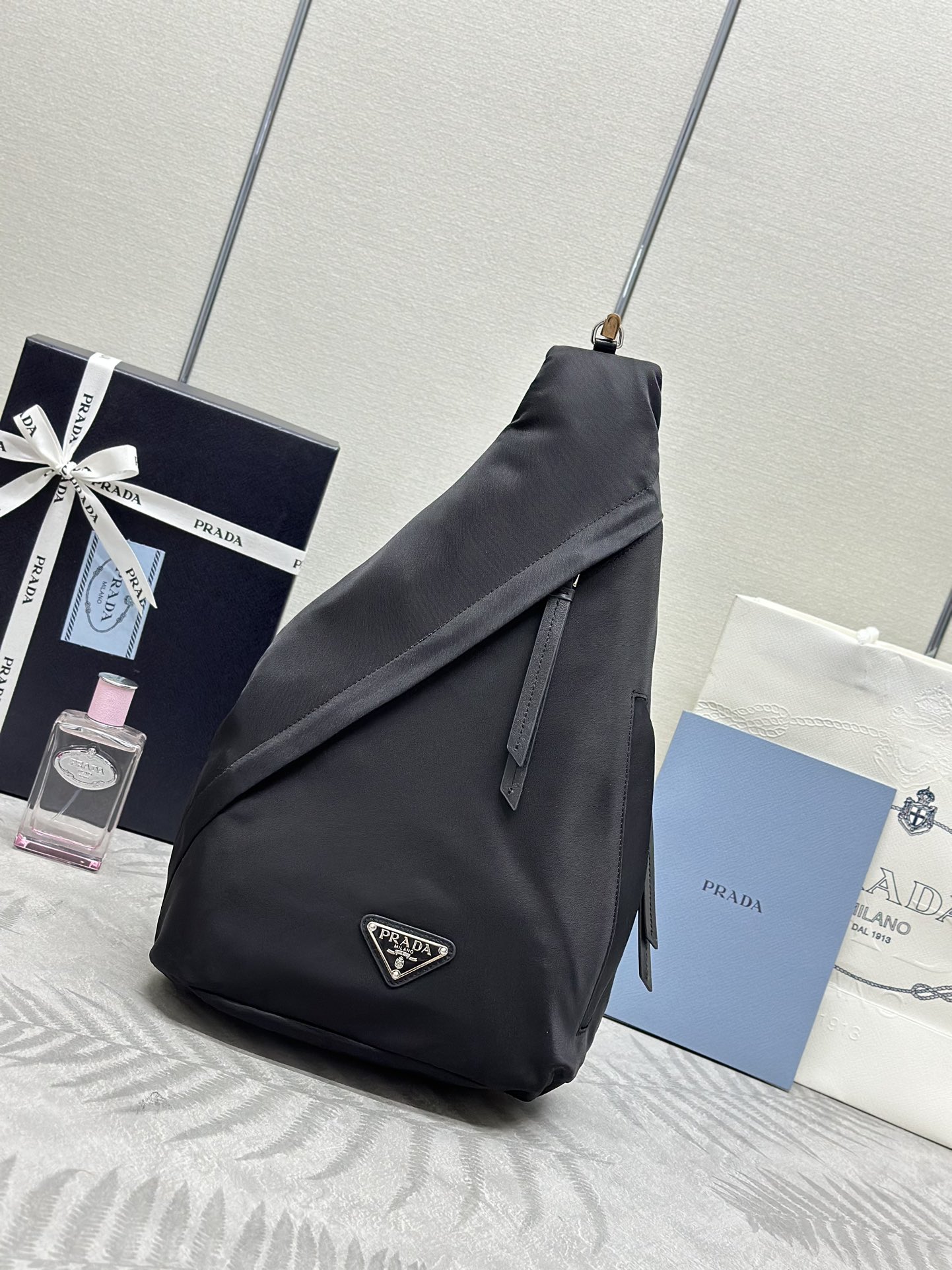 PRADA 리나일론 및 가죽 백팩 2VZ092 37.5*26.5