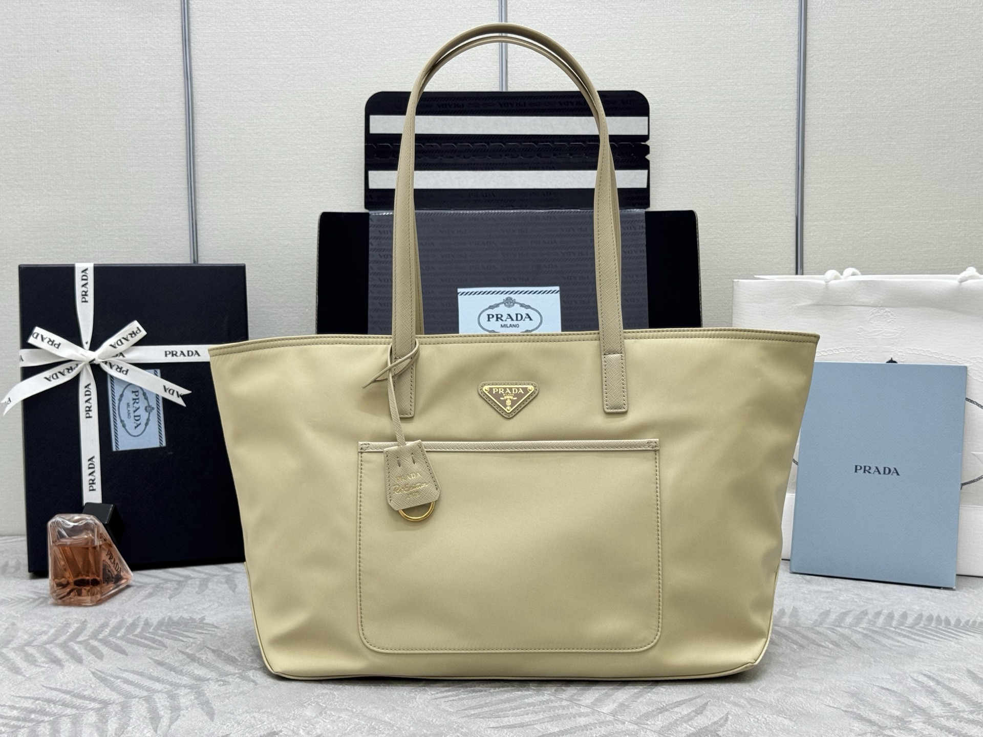 프라다 리에디션 1978 미디엄 리나일론 토트백 1BG555 35x26x15cm