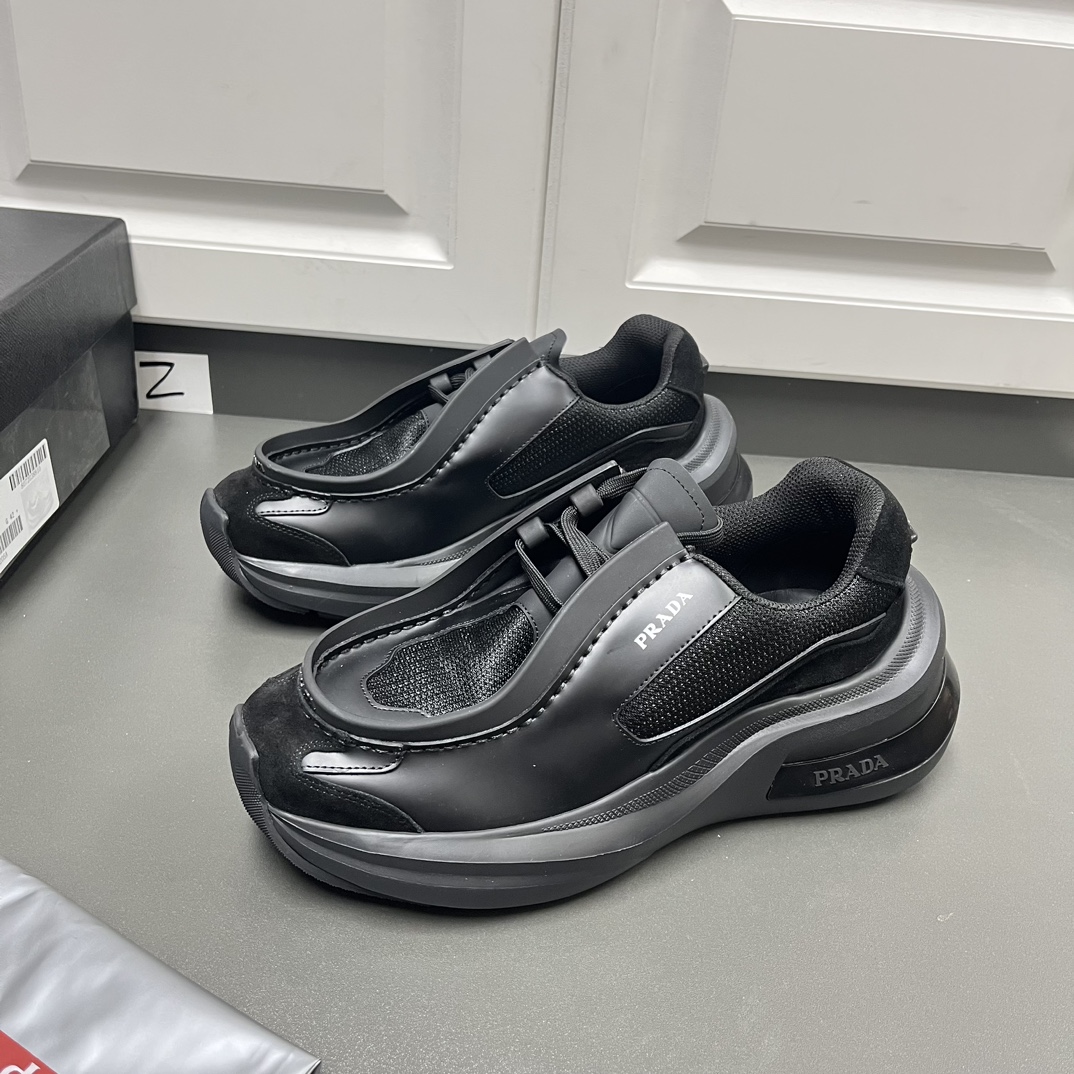 프라다 브러시드 레더 바이크 스웨이드 스니커즈