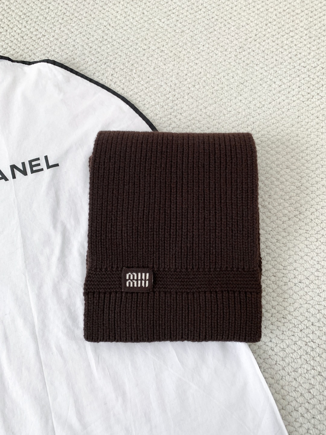 미우미우(MIU MIU) 로고패치 디테일 울 머플러 5FS048