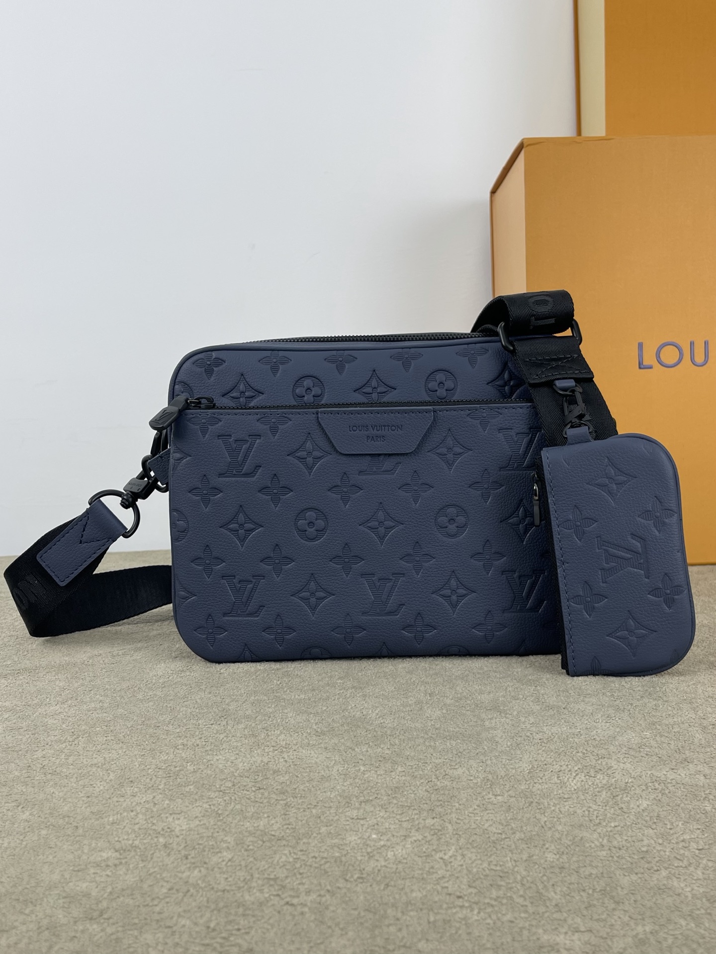 루이비통 트리오 메신저백  M26713 18.5 x 7 x 25cm