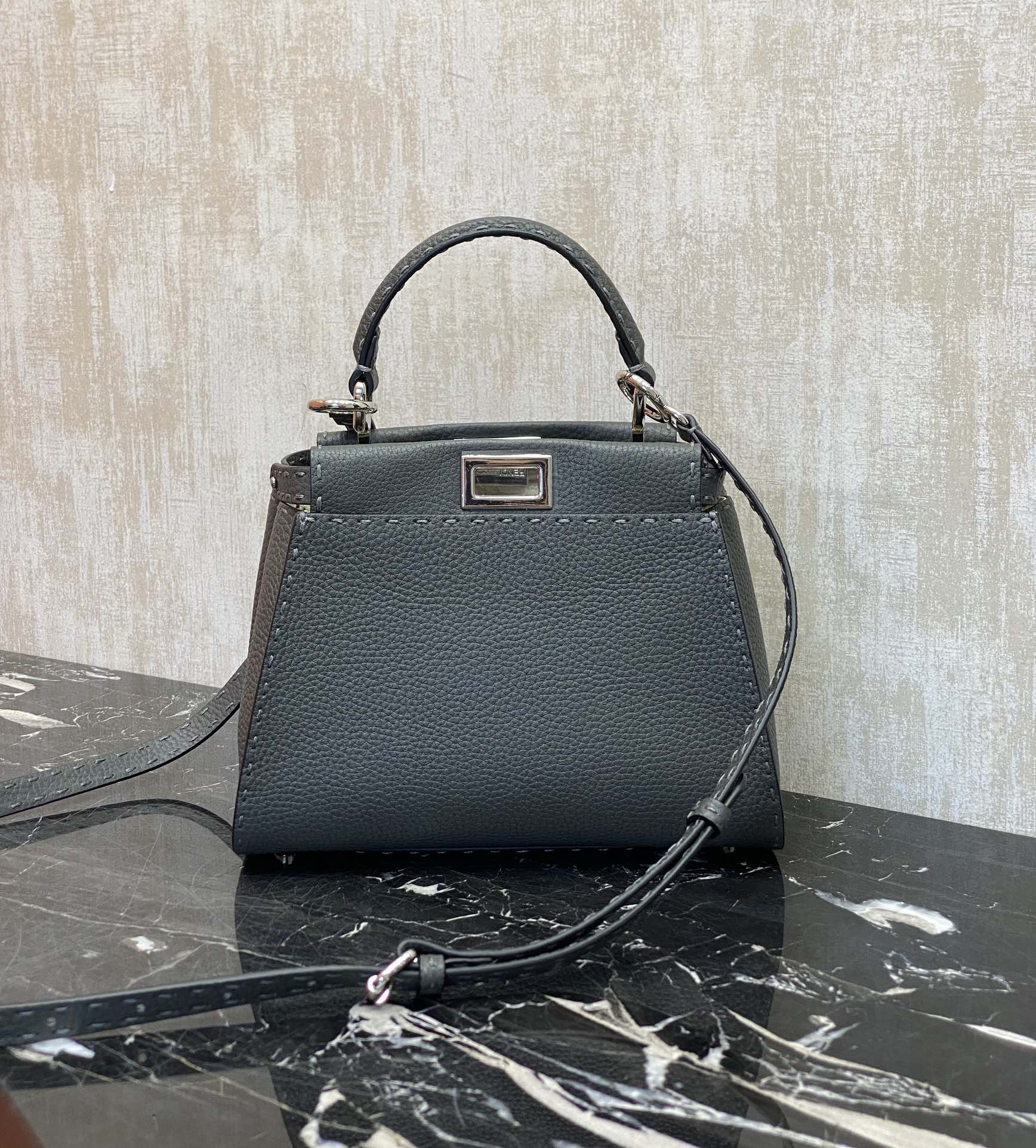 펜디 피카부 미니  8BN244 23*11*18cm