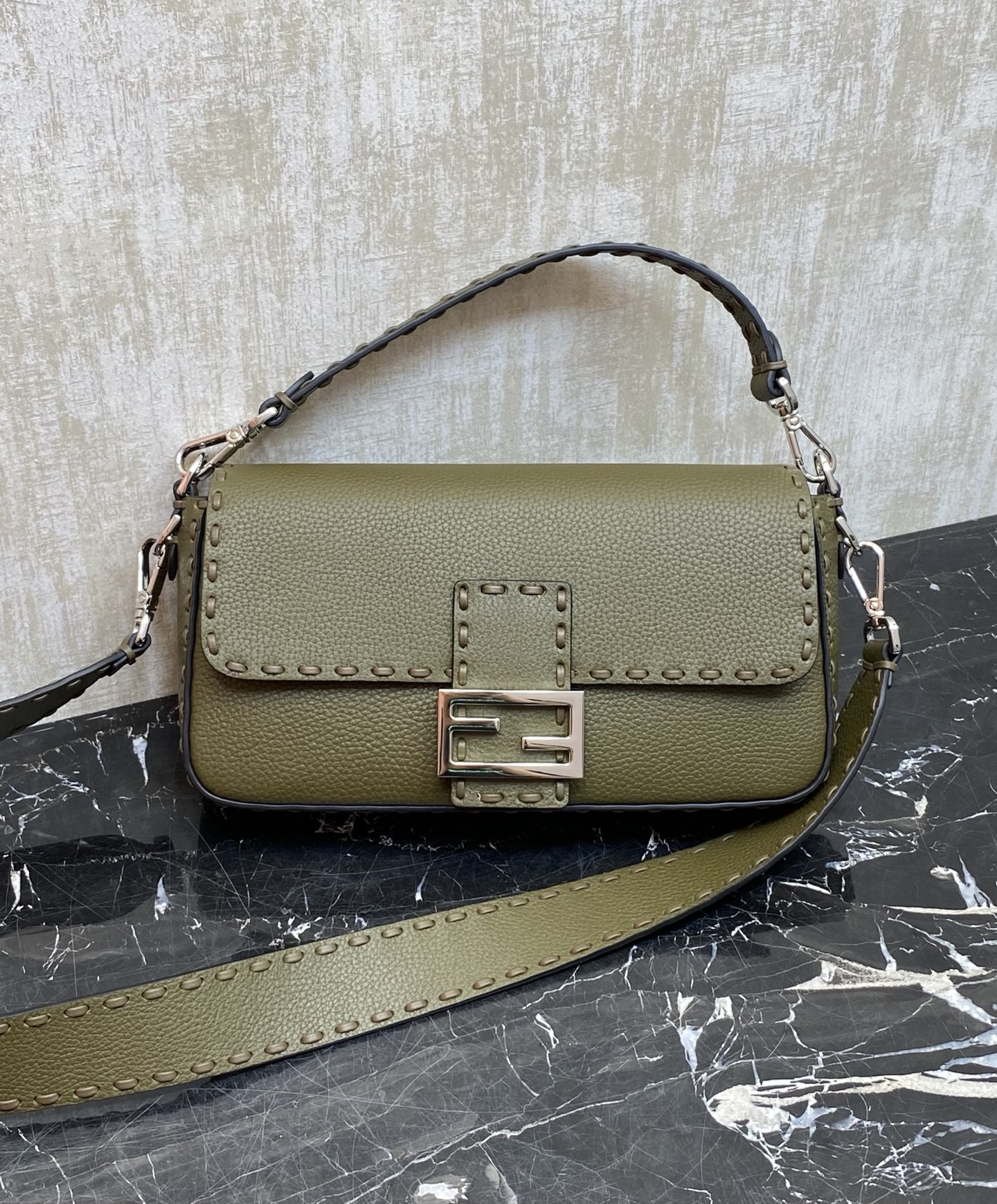 펜디 바게트 미디움 백 8BR600 27-6-15 cm