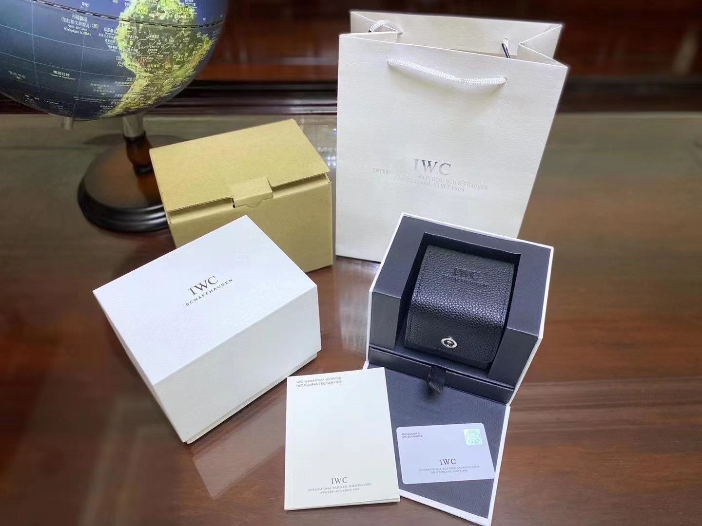 IWC  패키지 박스