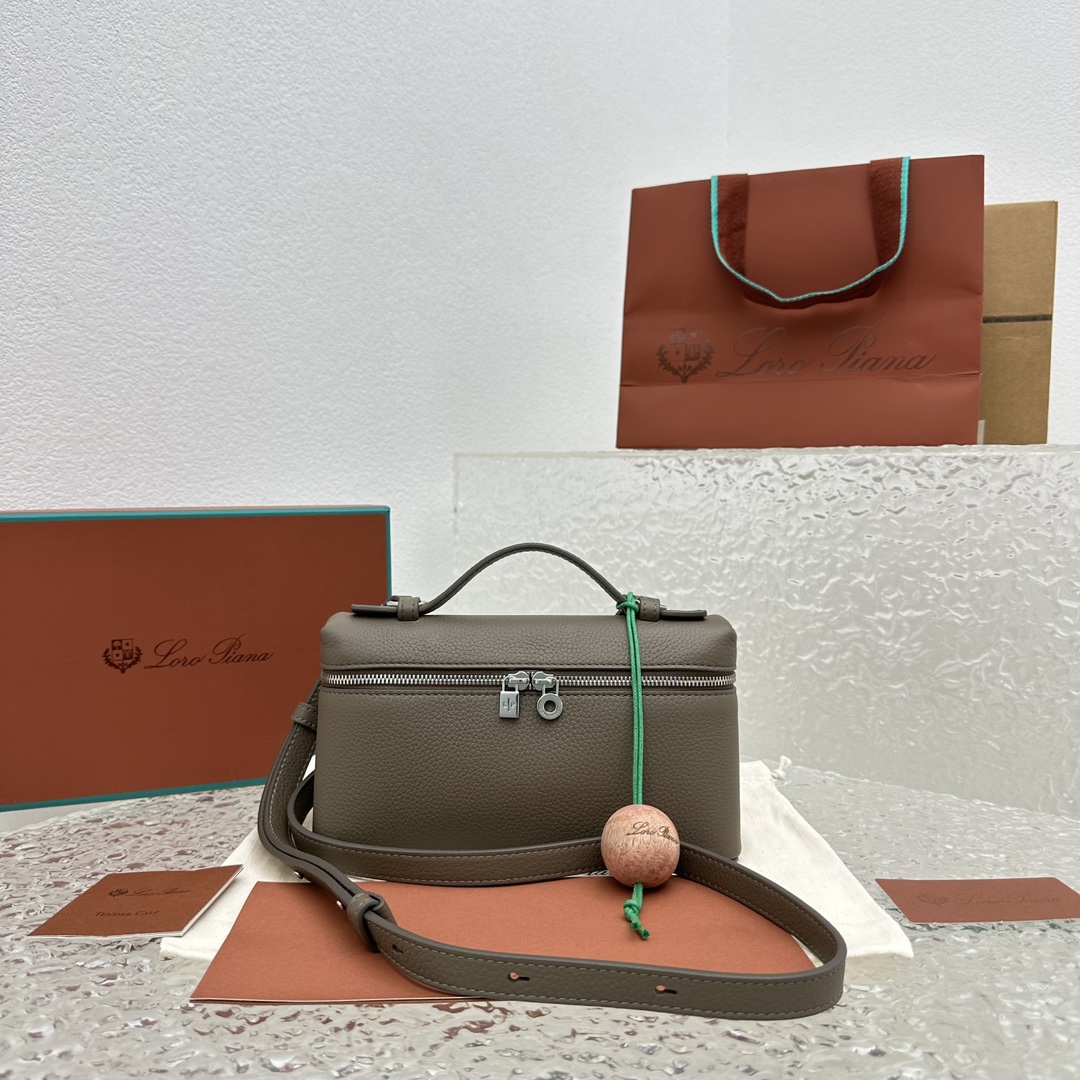 로로피아나   Extra pocket L19  백 19×7×12cm