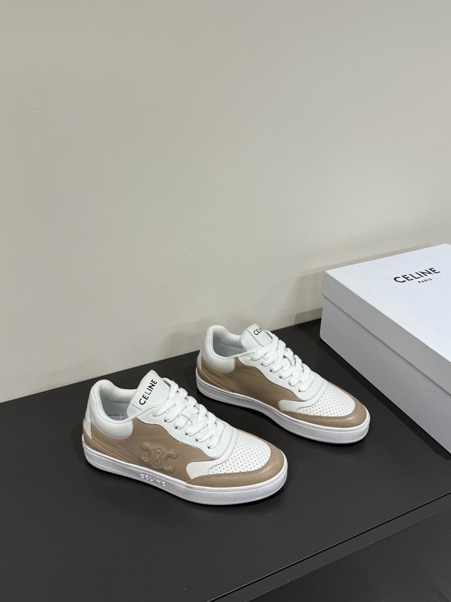 셀린느 트라이옴프 캐주얼 스니커즈