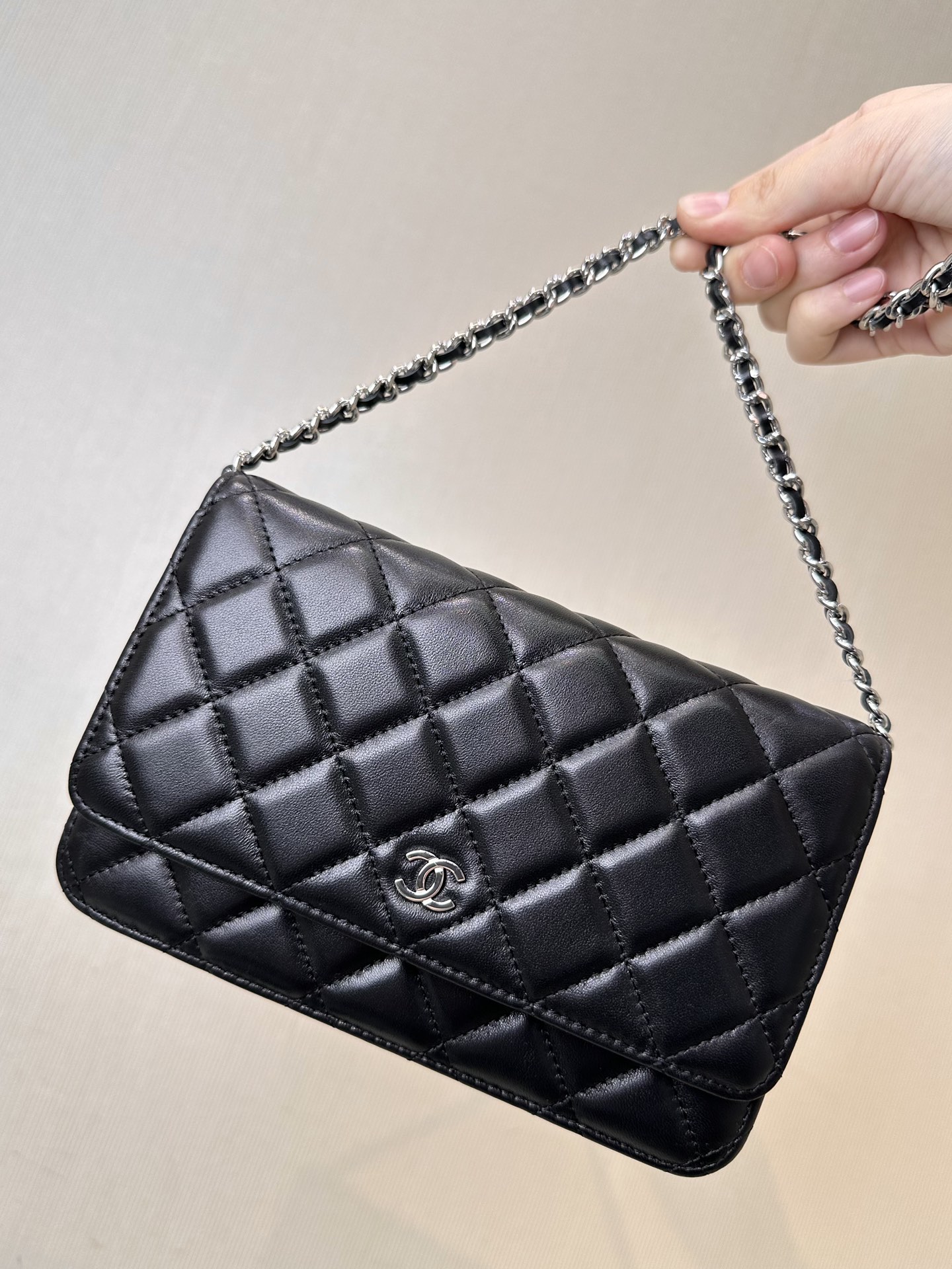 샤* 클래식 WOC 미니 크로스백 AP0250