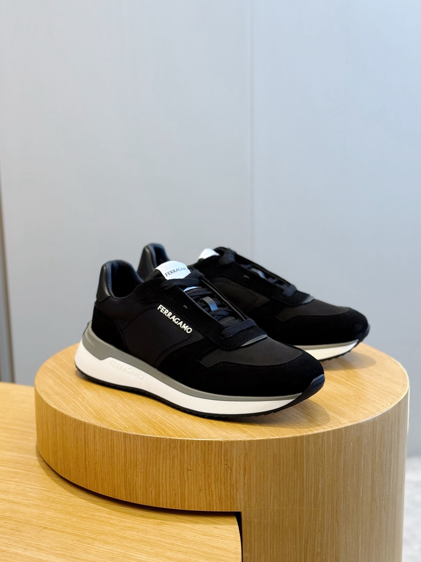 Ferragamo 스웨이드 레더 스니커즈