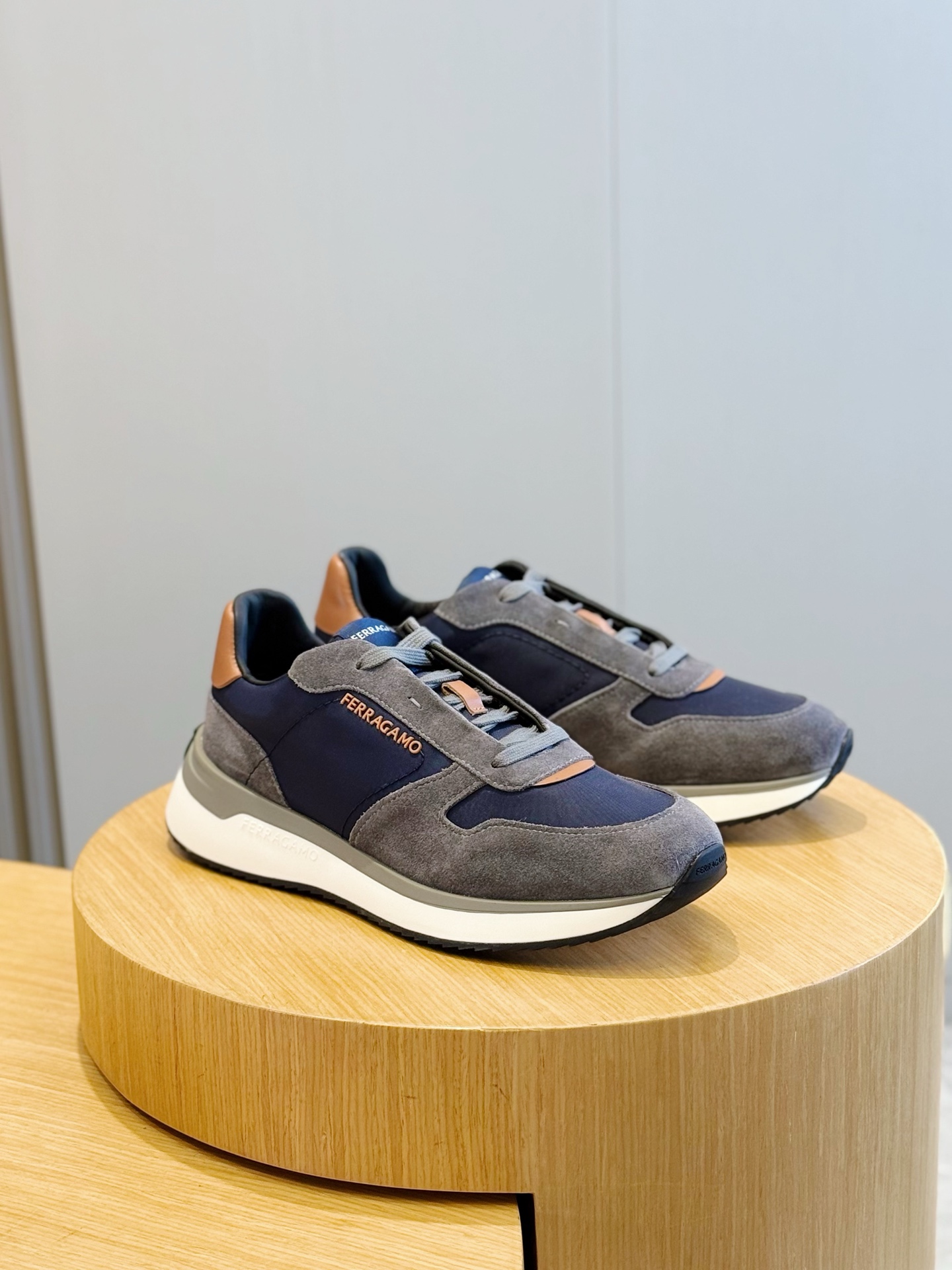 Ferragamo 스웨이드 레더 스니커즈