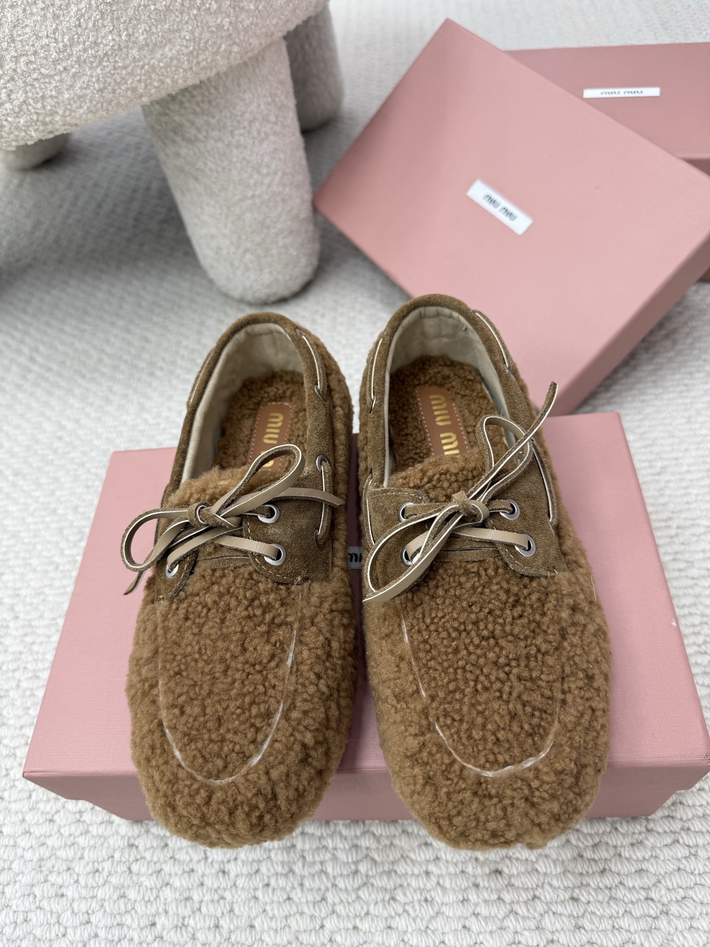 미우미우 화이트 시어링 라운드 토 로퍼 5D525