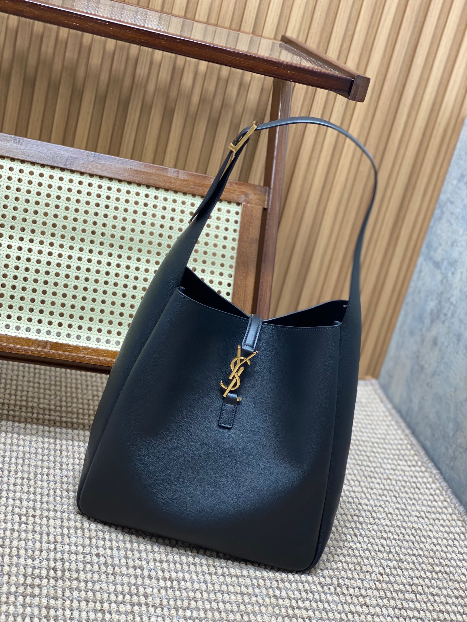 생로랑 LE 5 À 7 호보백 라지 30x31x13cm