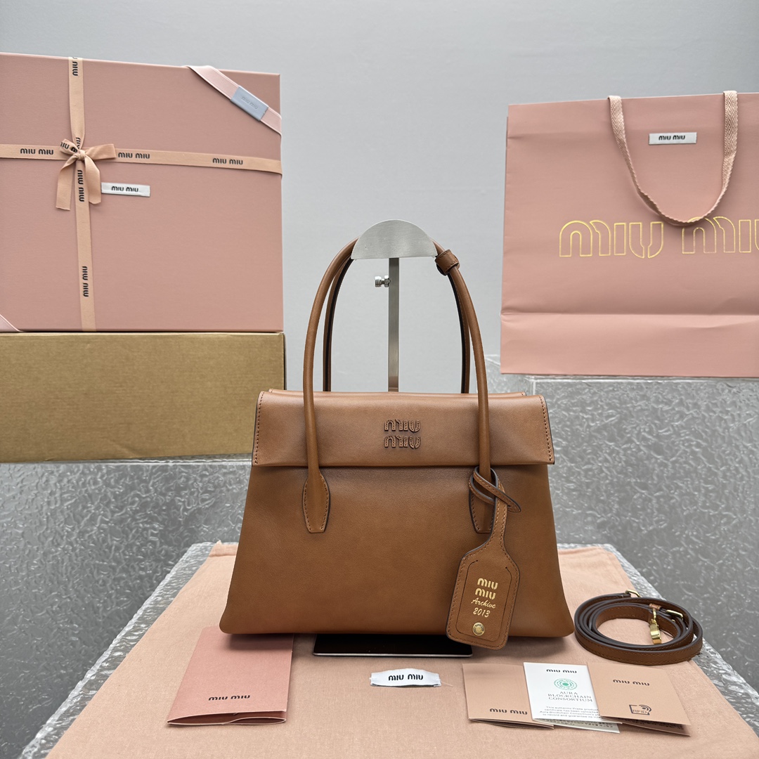 미우미우 솔리테르 광택 가죽 백 SOLITAIRE 5BA302  28x  19x  11cm