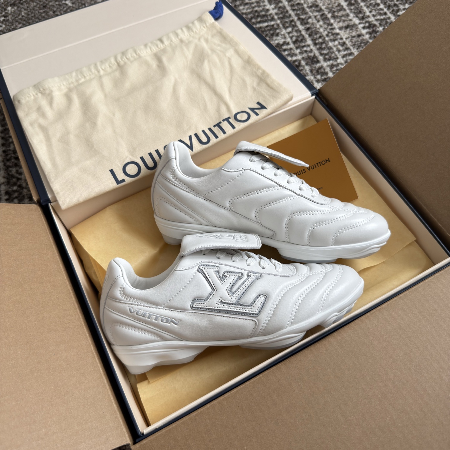 1AHDO7 LV 풋프린트 사커 스니커즈