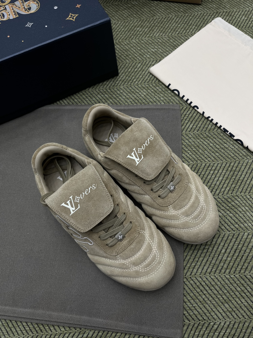 1AHDO7 LV 풋프린트 사커 스니커즈