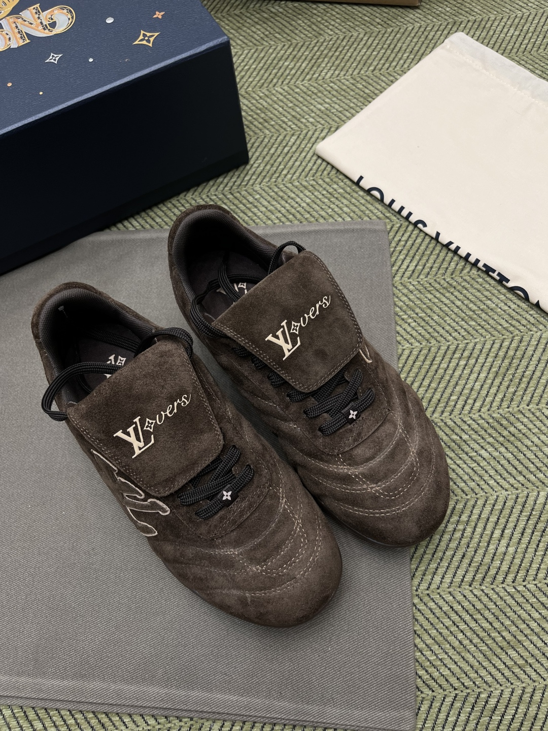 1AHDO7 LV 풋프린트 사커 스니커즈