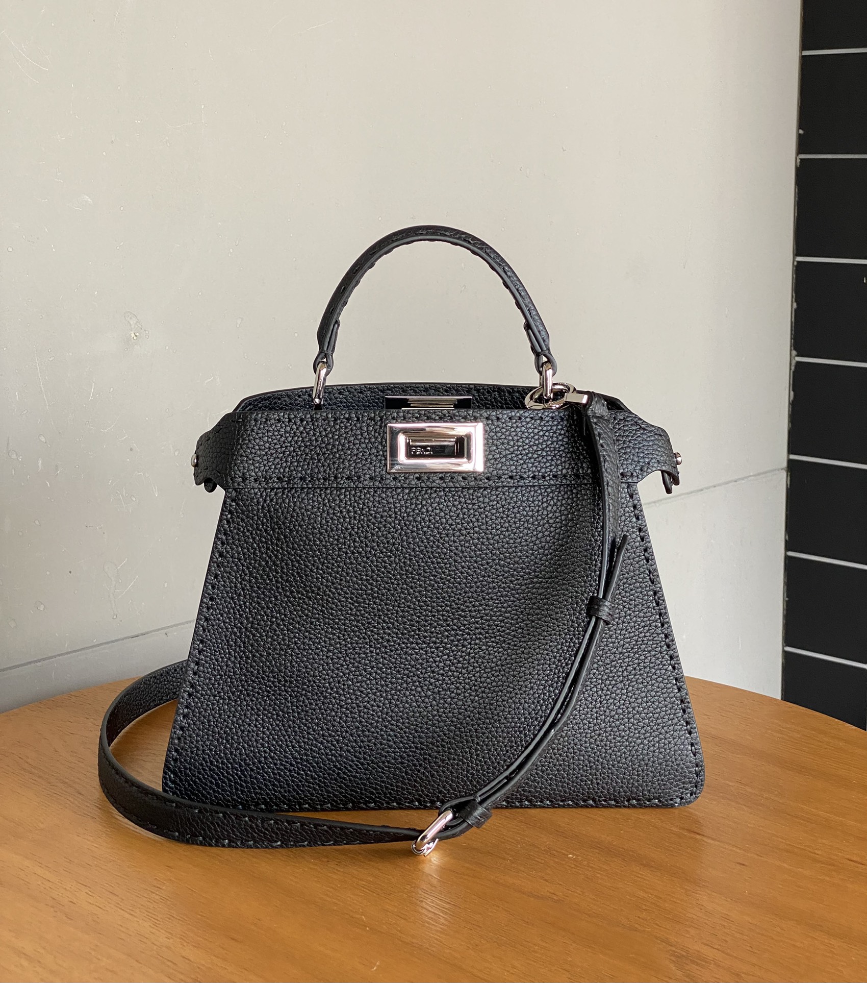 FENDI 스몰 피카부peekaboo  ISeeU  27 X 23 X 11 cm