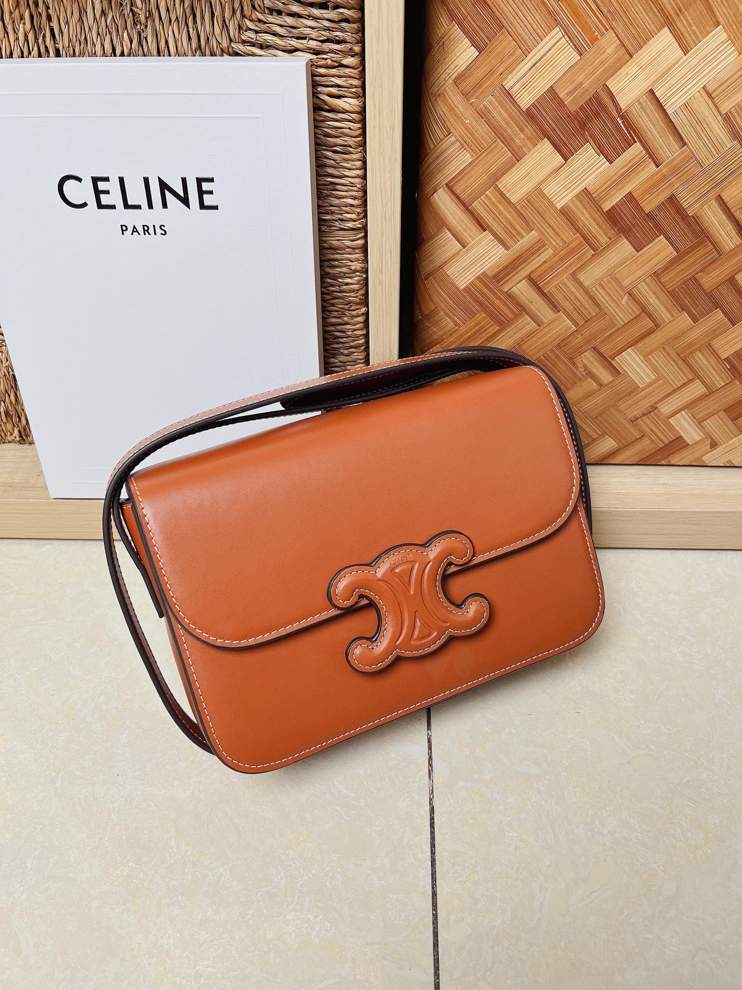 셀린느 퀴르 트리오페 숄더백 199223BFN  22-16.5−7