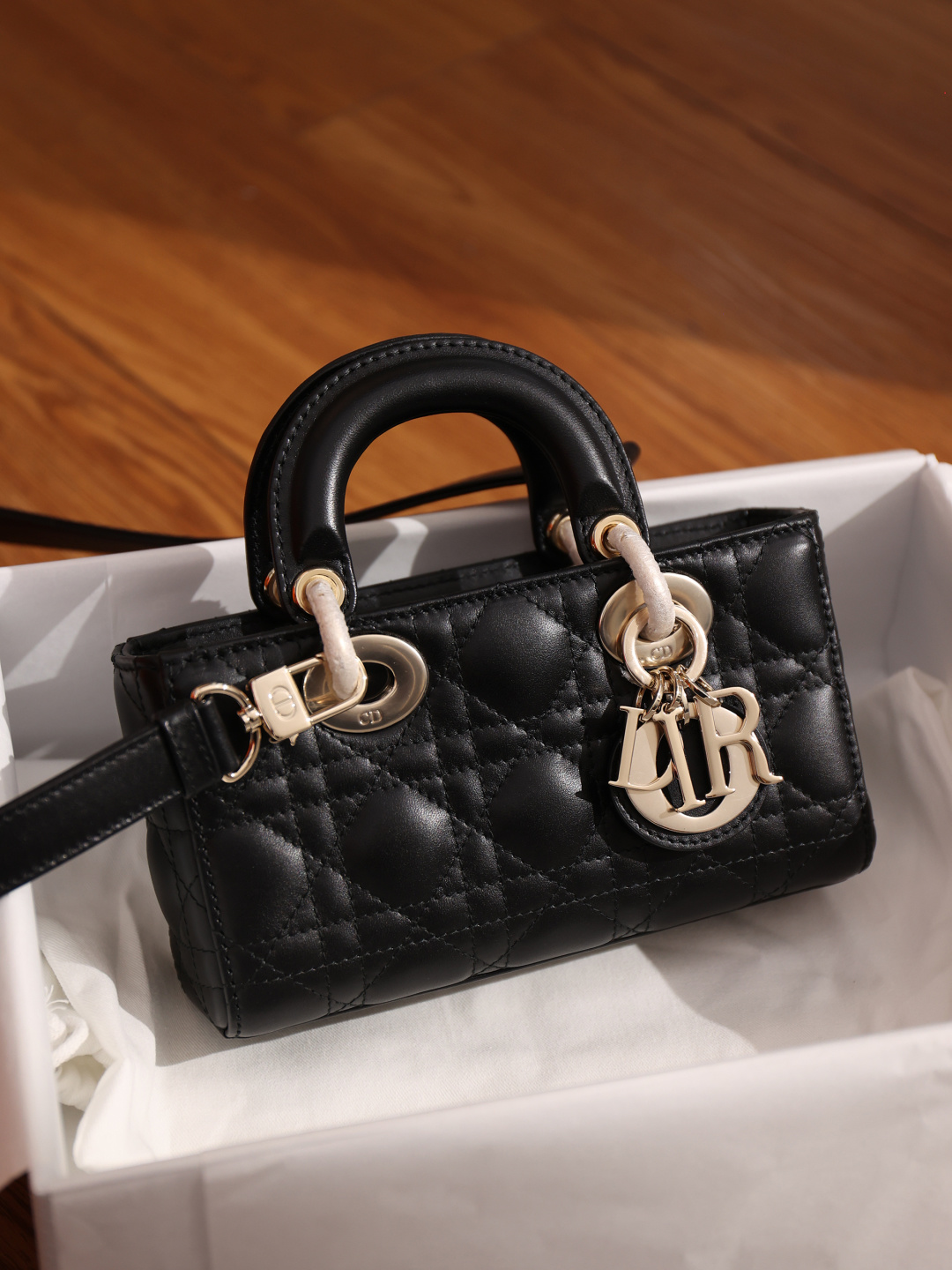 디올  Lady D-Joy  미니 백  19 x 10.5 x 5.5  cm