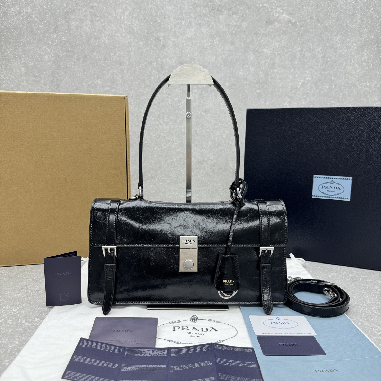 프라다 소프트 럭스 가죽 소재의 중형 핸드백 1BN026 32×11×17cm